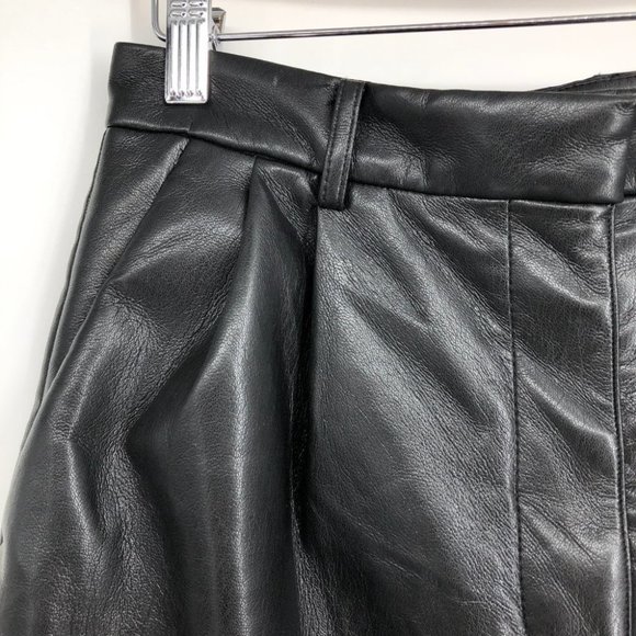 Aritzia Wilfred Black Effortless High-waisted, pleated faux leather shorts 4 - Picture 4 of 16